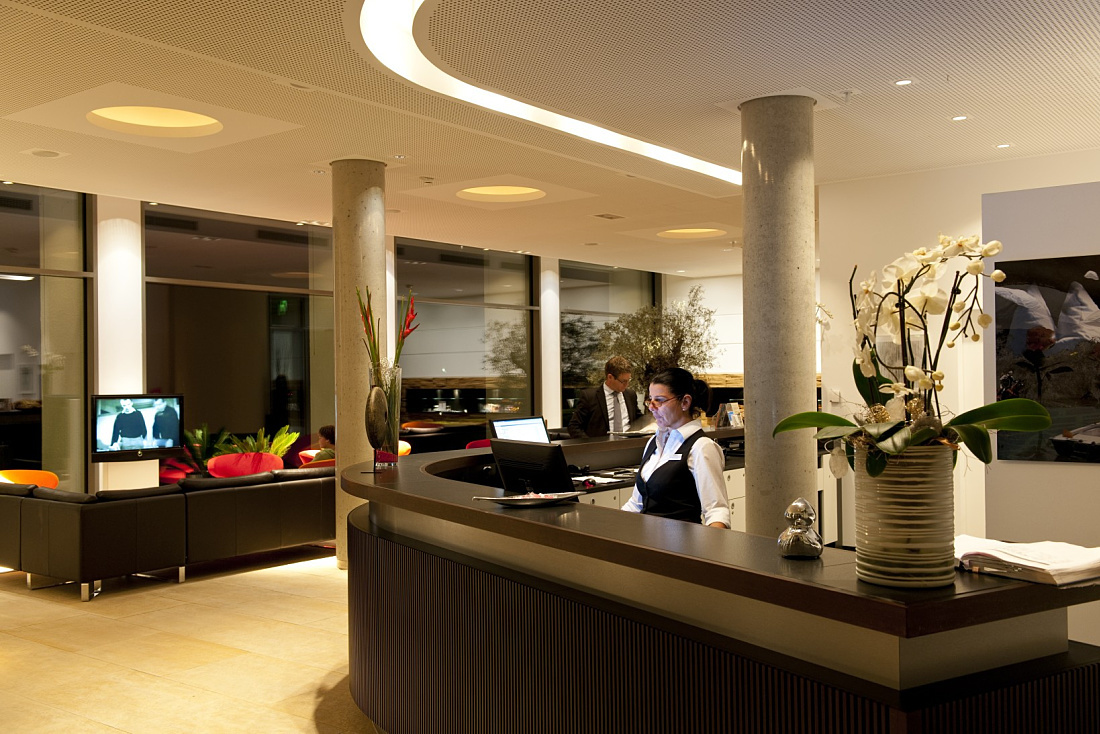 LAGO Hotel Rezeption in Ulm mit ERCO Beleuchtung für einladende Atmosphäre.