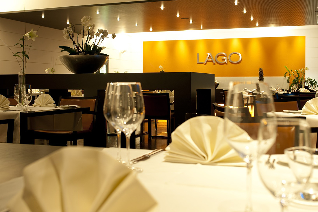 Elegant dining at LAGO Hotel Ulm, featuring stylish table settings and warm lighting.