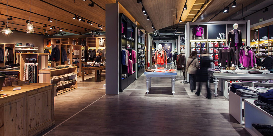 Interior of Lanificio di Tollegno/Ragno concept store in Milan, featuring ERCO LED spotlights enhancing the atmosphere.
