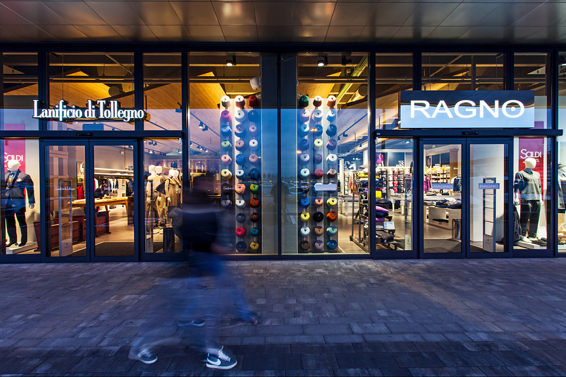 Lanificio di Tollegno and Ragno concept store in Milan, featuring ERCO Optec spotlights for accent lighting.