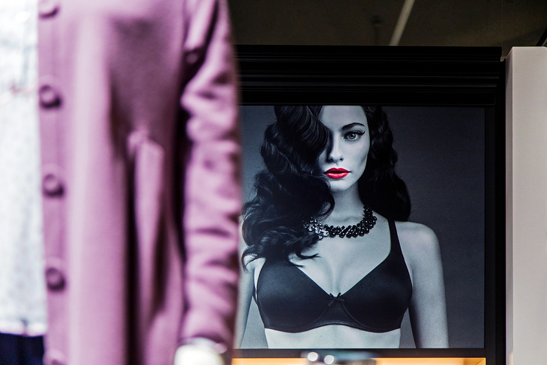 Ragno store design: Elegant fashion display highlighting lighting.