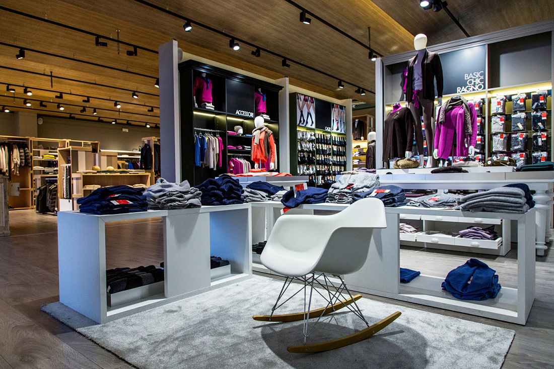 Interior of Lanificio di Tollegno/Ragno concept store in Milan, featuring ERCO Optec spotlights.