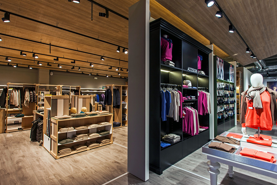 Lanificio di Tollegno/Ragno concept store in Milan, showcasing ERCO Optec spotlights and warm wood tones.