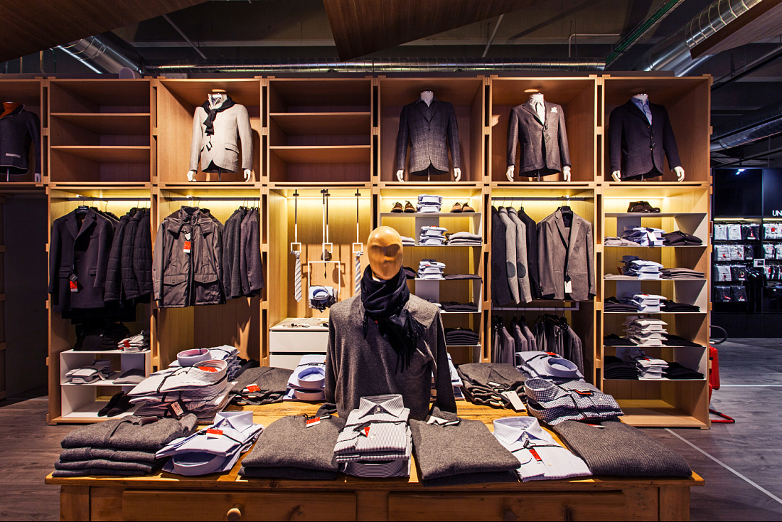 Lanificio di Tollegno/Ragno store: Mens fashion display with warm lighting.