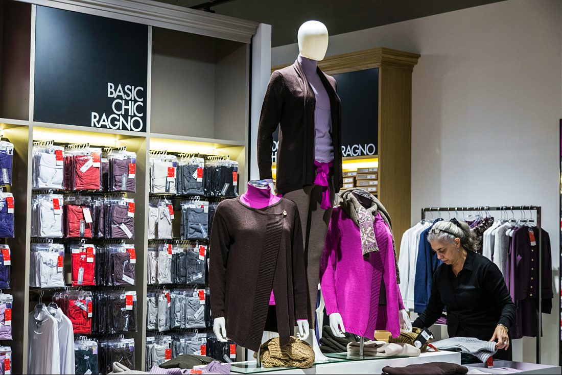 Ragno concept store in Milan featuring LED lighting and fashion collection.