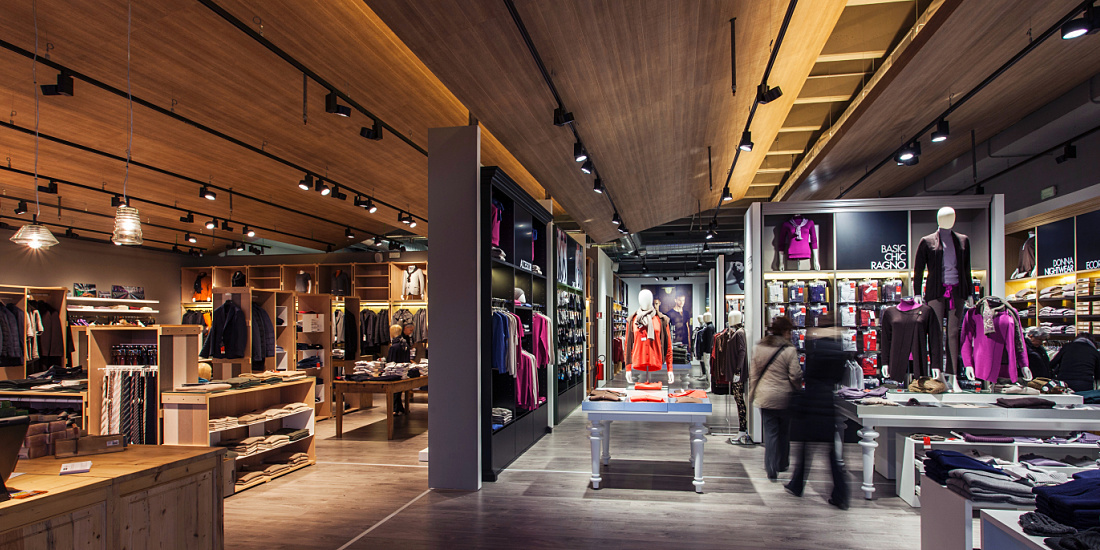 Interior of Lanificio di Tollegno/Ragno concept store in Milan, featuring ERCO LED spotlights enhancing the atmosphere.