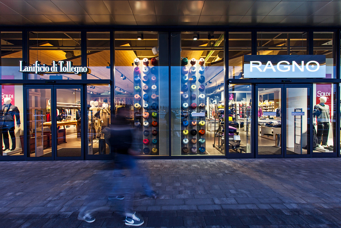 Lanificio di Tollegno and Ragno concept store in Milan, featuring ERCO Optec spotlights for accent lighting.