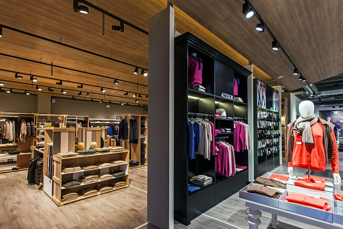 Lanificio di Tollegno/Ragno concept store in Milan, showcasing ERCO Optec spotlights and warm wood tones.