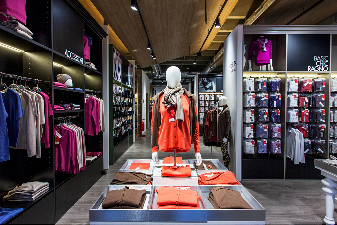 Lanificio di Tollegno/Ragno store in Milan, featuring ERCO Optec spotlights for warm and cool color temperatures.