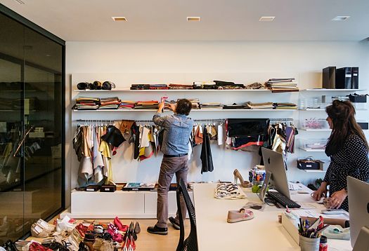 Le Silla headquarters: Designers at work, using ERCO lighting for optimal color rendering.