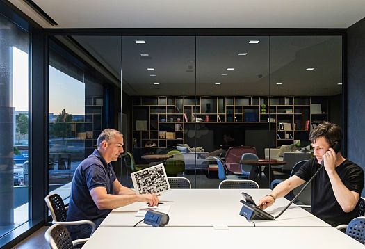 Le Silla office with ERCO lighting: Designers discuss shoe models in Porto SantElpidio.