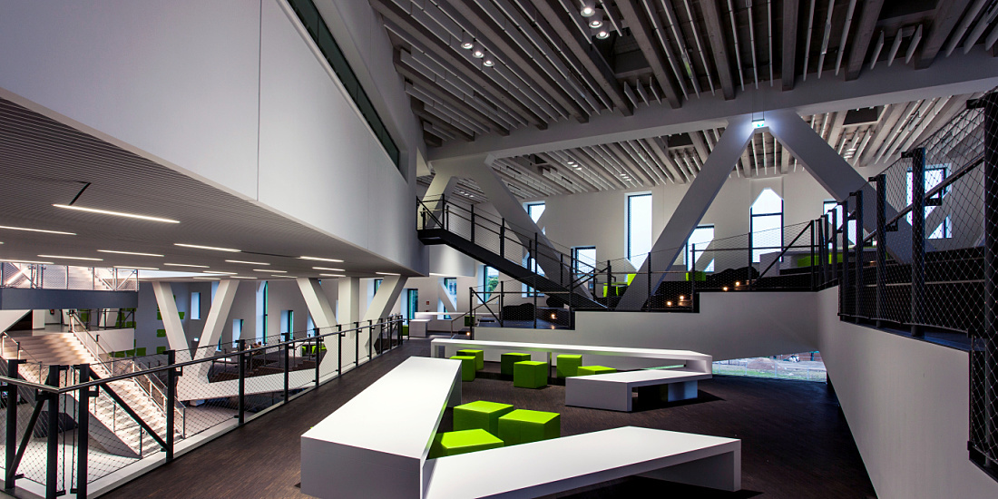 Interior of the University of Osnabrück lecture building, featuring ERCO Quintessence spotlights.