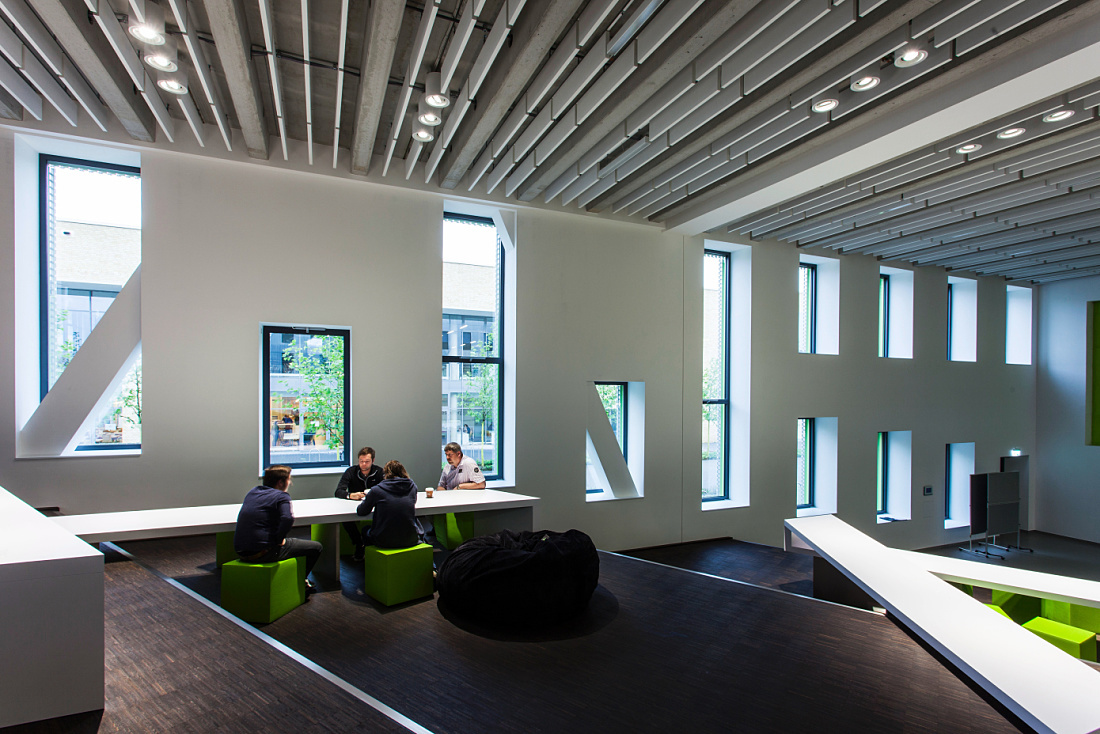 University of Osnabrück learning landscape featuring ERCO Quintessence spotlights for precise accentuation.