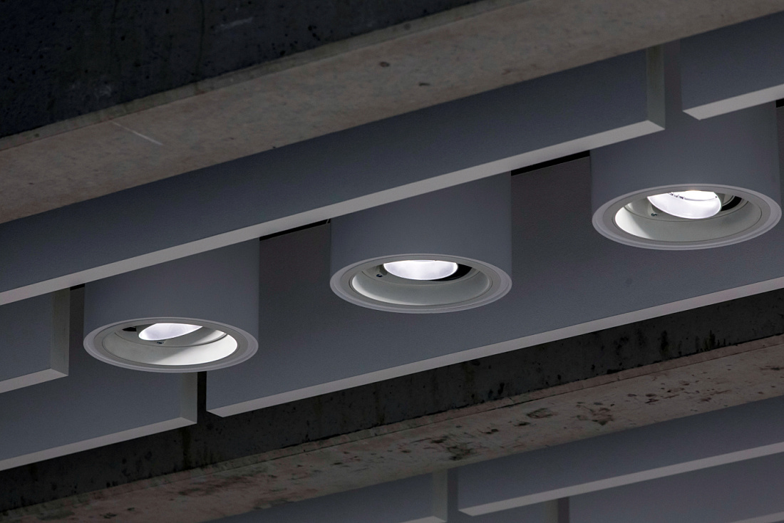 ERCO Quintessence recessed spotlights providing precise accent lighting in a University of Osnabrück lecture hall.