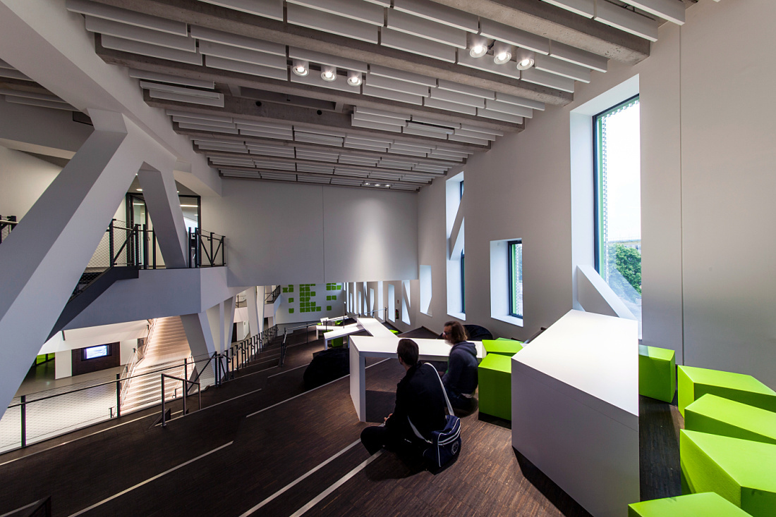 University of Osnabrücks learning landscape featuring ERCO Quintessence spotlights for accent lighting.