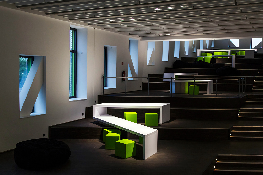 University of Osnabrücks learning landscape with ERCO Quintessence spotlights for accent lighting.