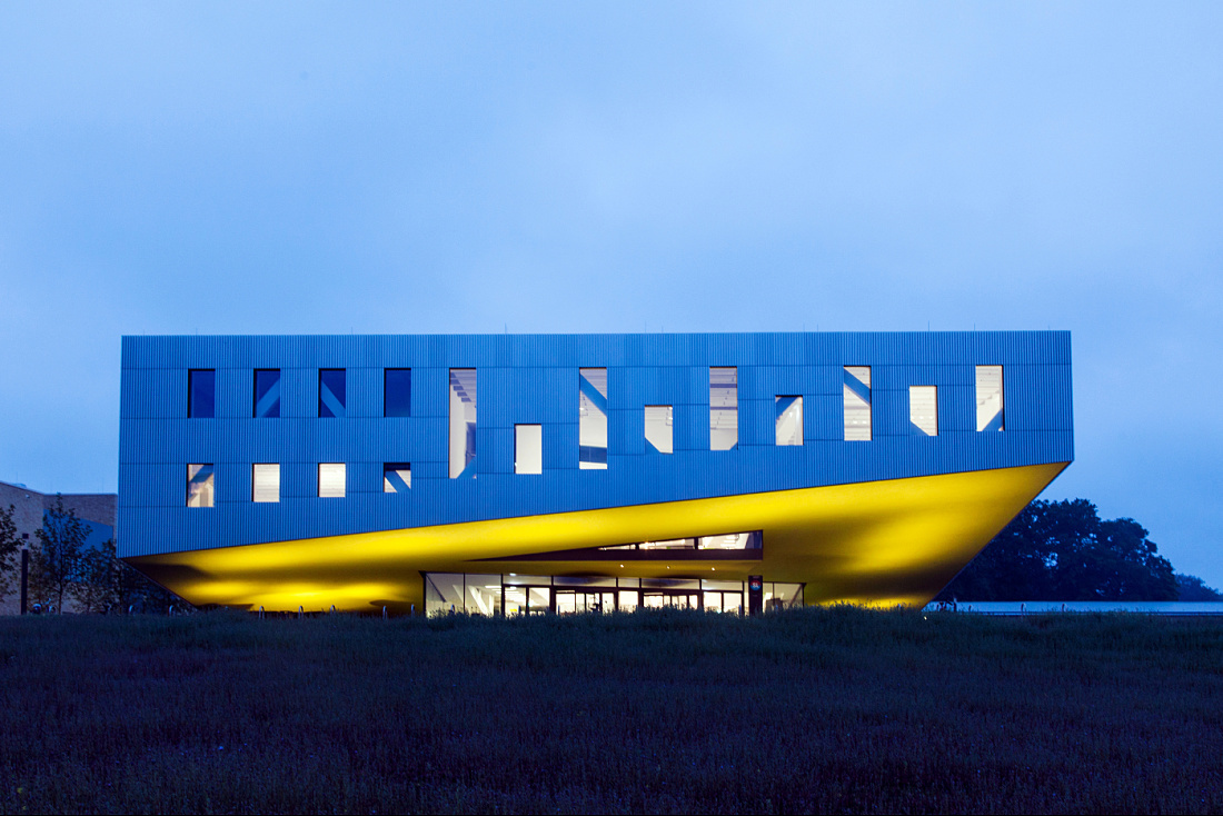 University of Osnabrück lecture building featuring ERCO Quintessence spotlights for accent lighting.