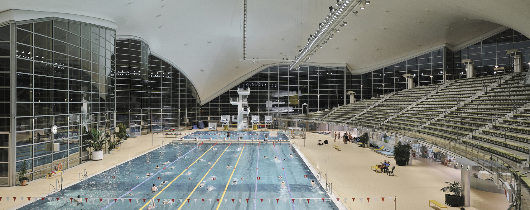 Olympia Schwimmhalle München mit ERCO Kona LED Strahlern für energieeffiziente Beleuchtung und hohen Sehkomfort.