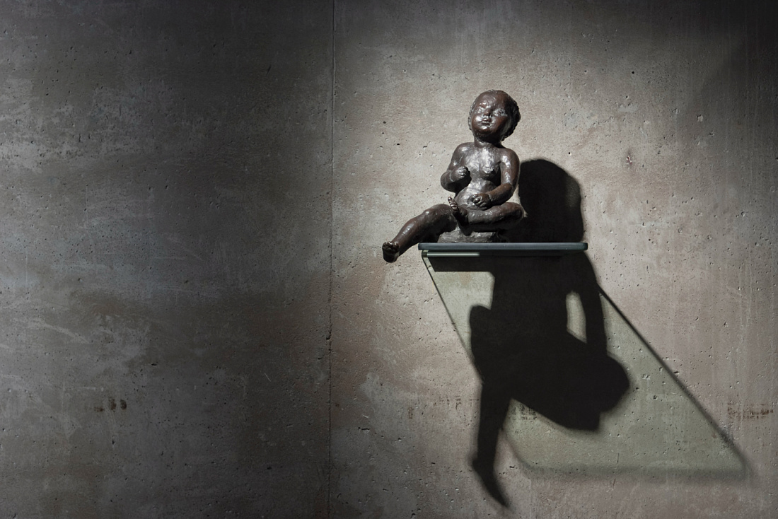 Bronze sculpture of a child, illuminated by ERCO Optec LED spotlights in the Lehmbruck Museum.