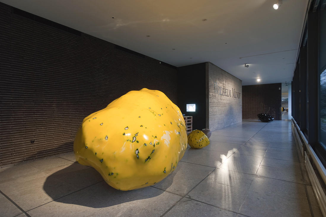 Yellow sculpture in the Lehmbruck Museum, illuminated by ERCO Optec spotlights.