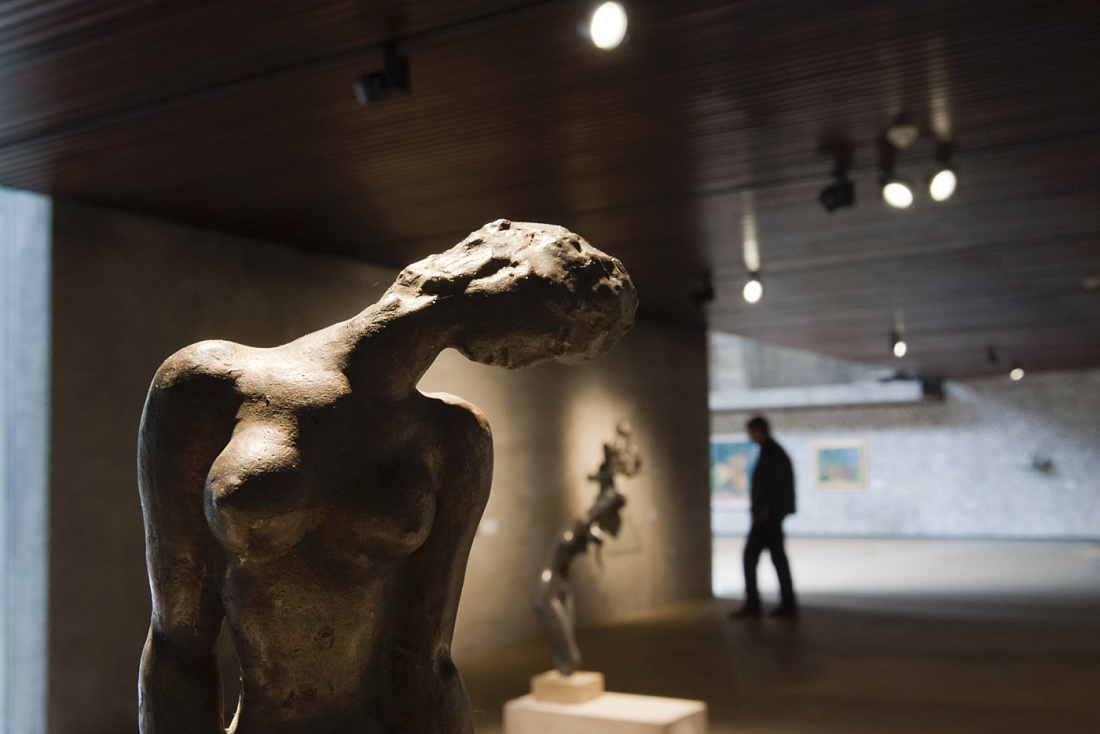 Sculpture in Lehmbruck Museum illuminated by flexible ERCO Optec LED spotlights.