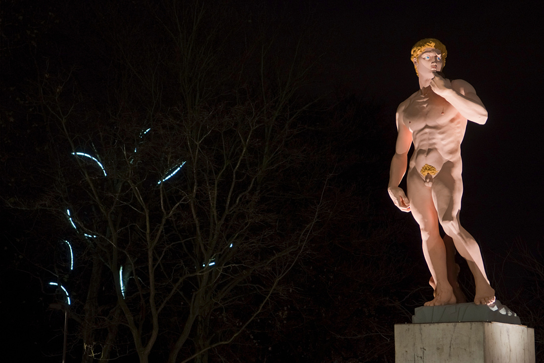 Illuminated Lehmbruck sculpture at Duisburg museum, highlighted by flexible Optec LED spotlights.