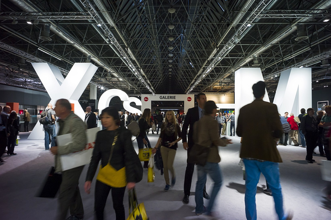 Leicas Photokina 2012 trade fair stand, illuminated by ERCO LED spotlights.