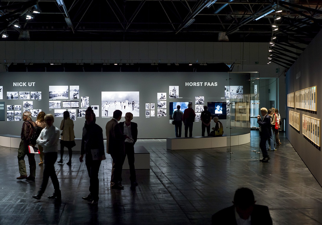 Leicas Photokina 2012 trade fair stand, illuminated by ERCO Light Board LED spotlights, showcasing Nick Ut and Horst Faas photo exhibition.