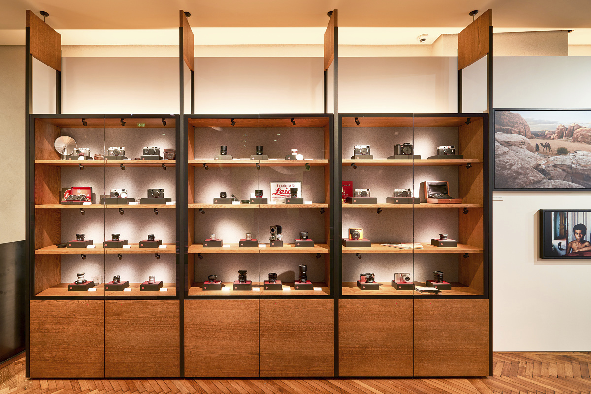 Leica Store Vienna display case featuring Leica cameras and ERCO lighting.