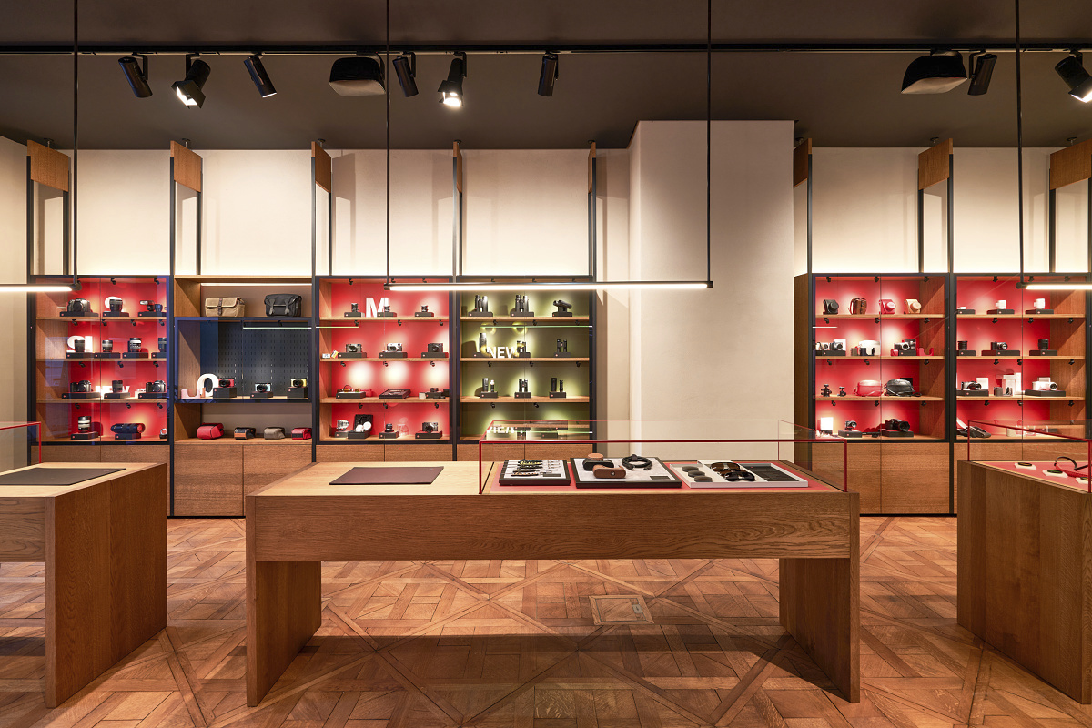 ERCO LED lighting in the Leica Store, Vienna, for exhibition and general lighting.