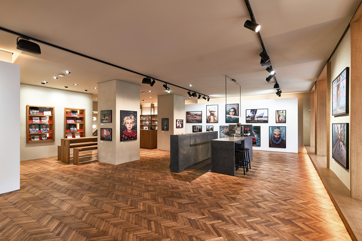 ERCO LED lighting in the Leica Store, Vienna, highlighting exhibits and creating an inviting atmosphere.
