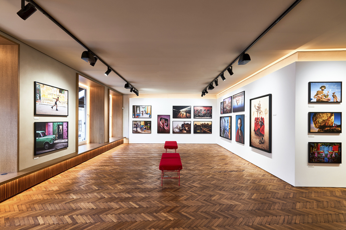 Leica Store Vienna featuring ERCO LED lighting: Eclipse spotlights on track illuminate the gallery.