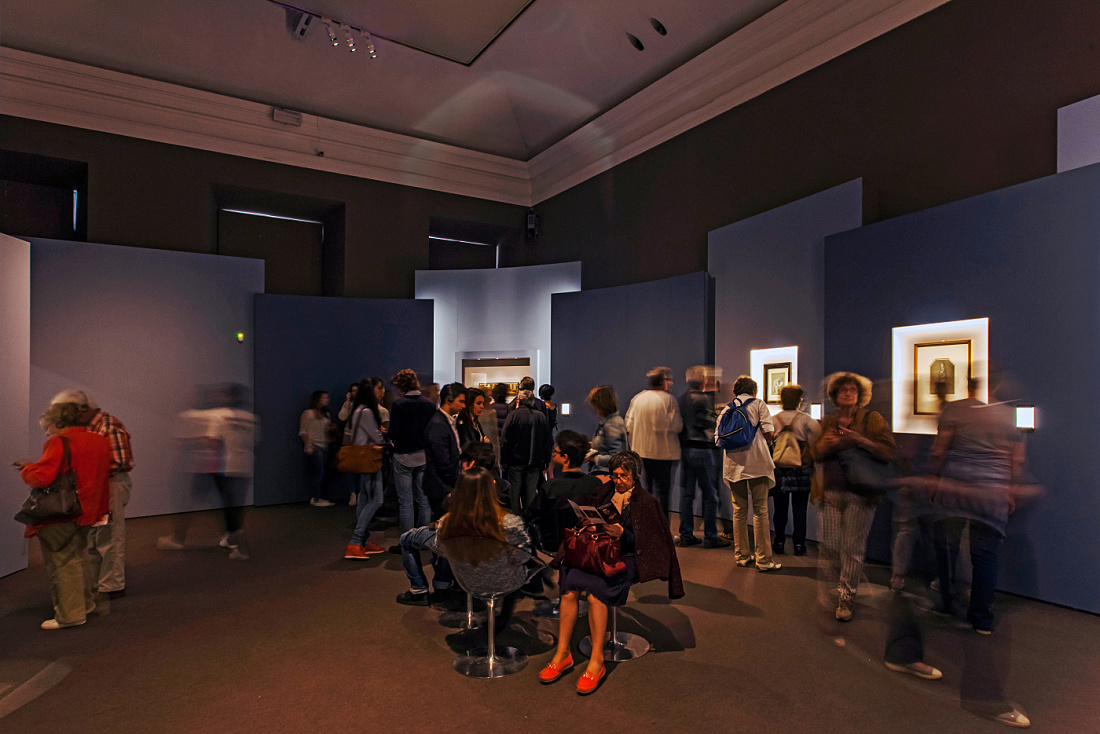 Visitors view paintings illuminated by ERCO LED spotlights at the Leonardo da Vinci exhibition, Palazzo Reale, Milan.
