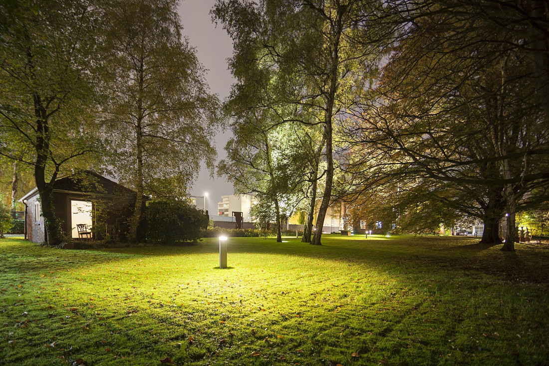 ERCO lighting illuminates the sculpture garden at Levy Gallery, Hamburg.