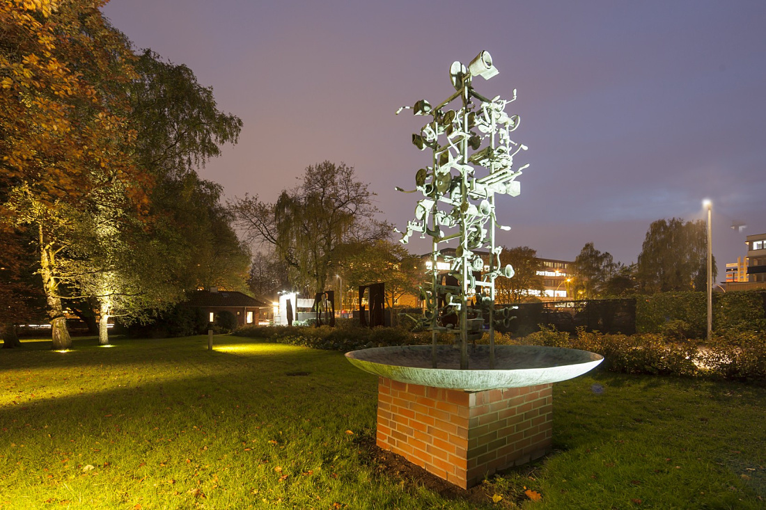 Illuminated sculpture in Levy Gallery garden, Hamburg, featuring ERCO lighting.