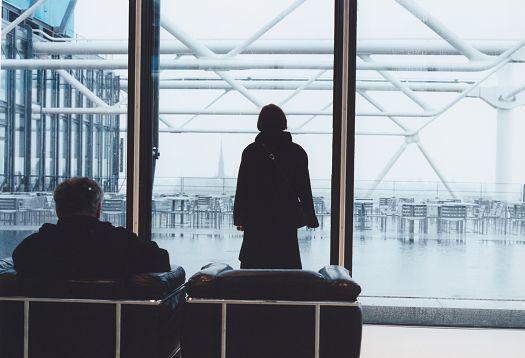 Visitors at the Louvre-Lens museum, illuminated by ERCO lighting, enjoy the view.