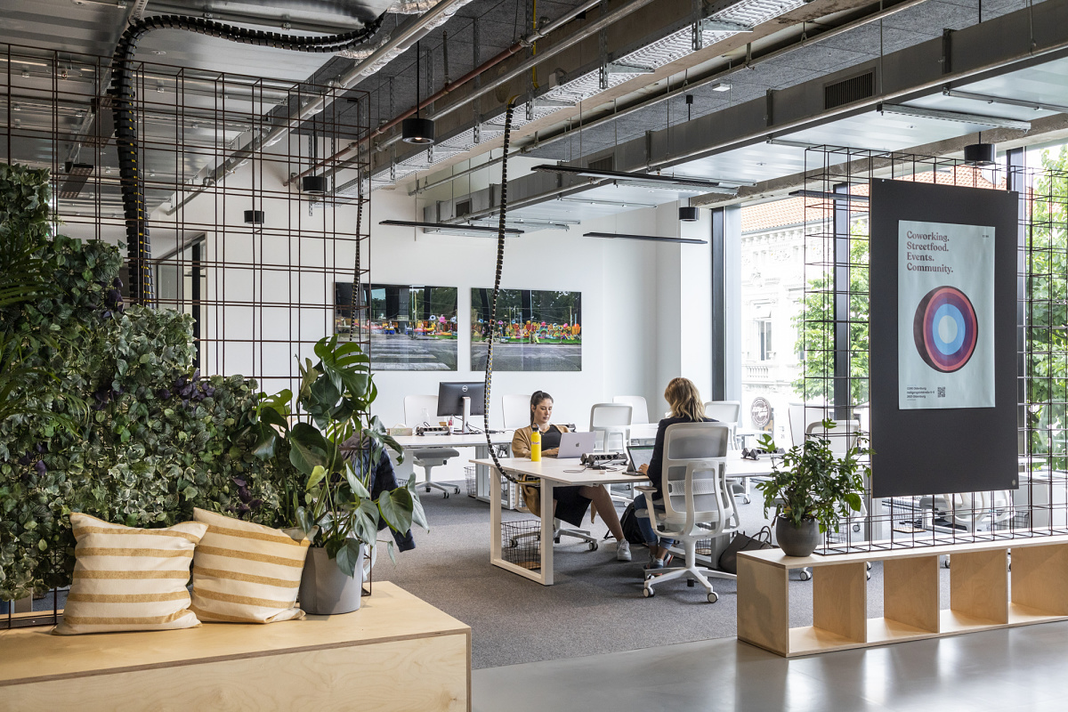 Flexible ERCO LED lighting in a modern co-working space for adaptable workspaces.