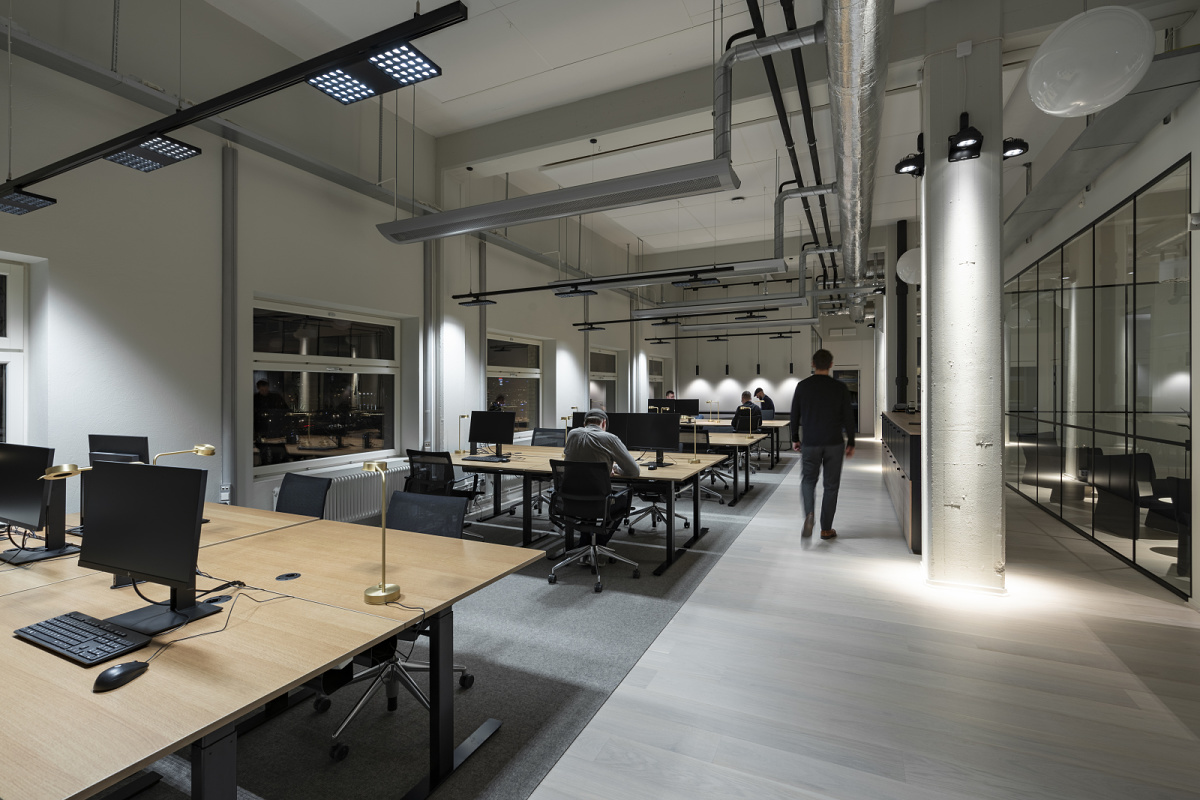 ERCO LED track lighting in a flexible co-working space, designed for adaptable illumination.