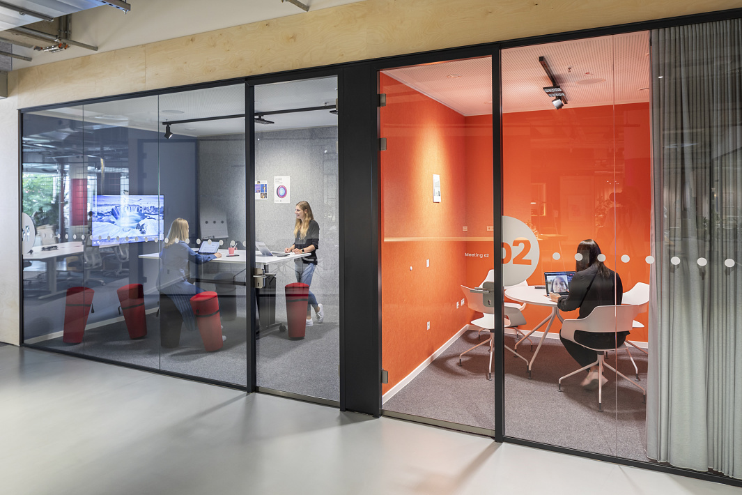 Flexible ERCO LED lighting in modern co-working spaces for adaptable workspaces.
