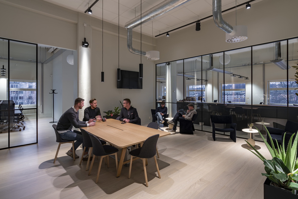 ERCO LED track lighting in a modern co-working space, offering flexible and adaptable illumination with Jilly downlights.