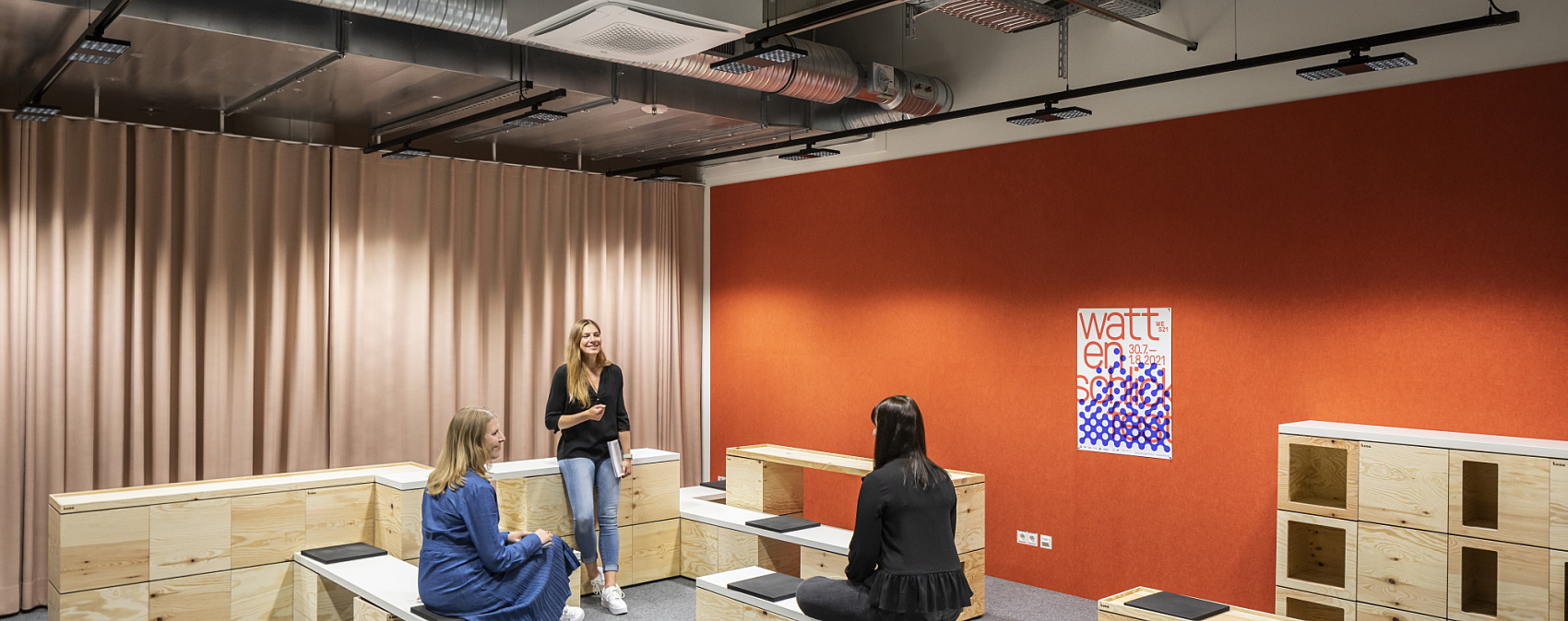 Flexible ERCO LED lighting in a modern co-working space with adaptable workspaces and adjustable illumination.