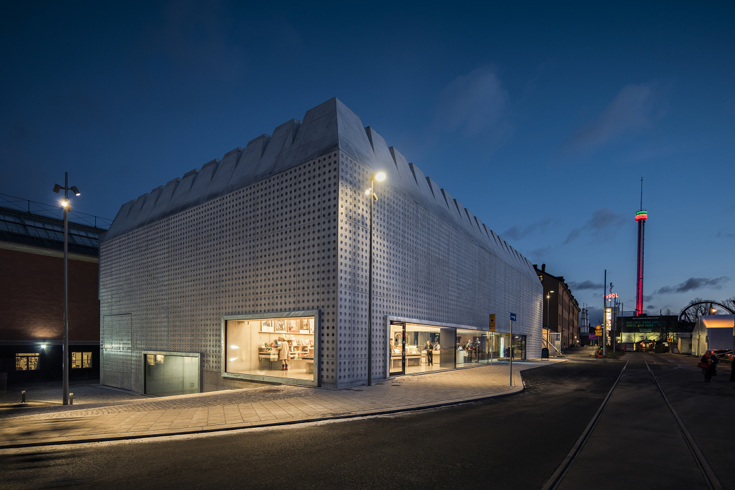 Liljevalchs Kunsthalle Stockholm at night, illuminated by ERCO LED spotlights for flexible exhibitions.