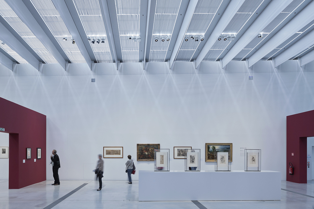 ERCO LED lighting in the Louvre Lens Museum, accentuating the elegant architecture.