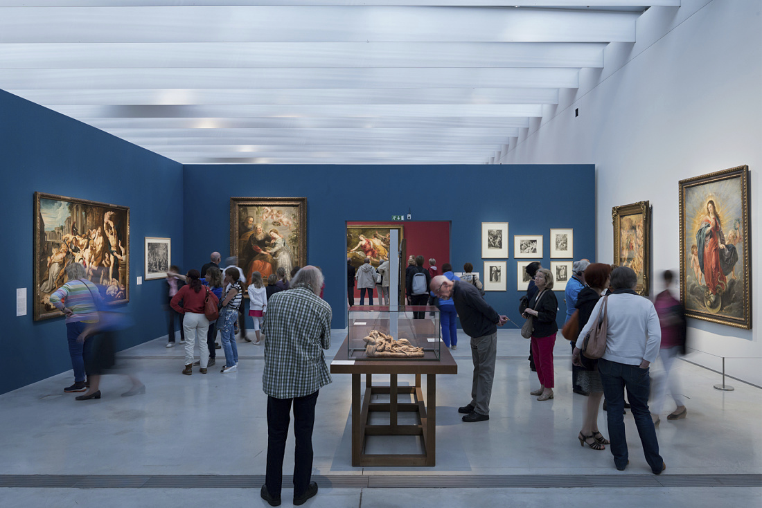 Visitors viewing art at the Louvre-Lens Museum, illuminated by ERCO LED lighting.
