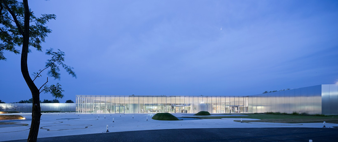 Louvre-Lens Museum at dusk, illuminated by ERCO LED lighting for energy-efficient accentuation.