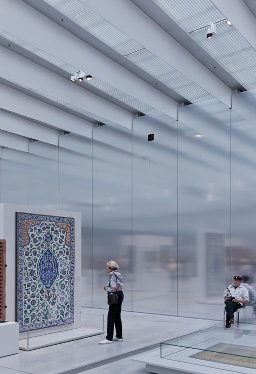 ERCO LED lighting in the Louvre Lens Museum, accentuating art and complementing the architecture.