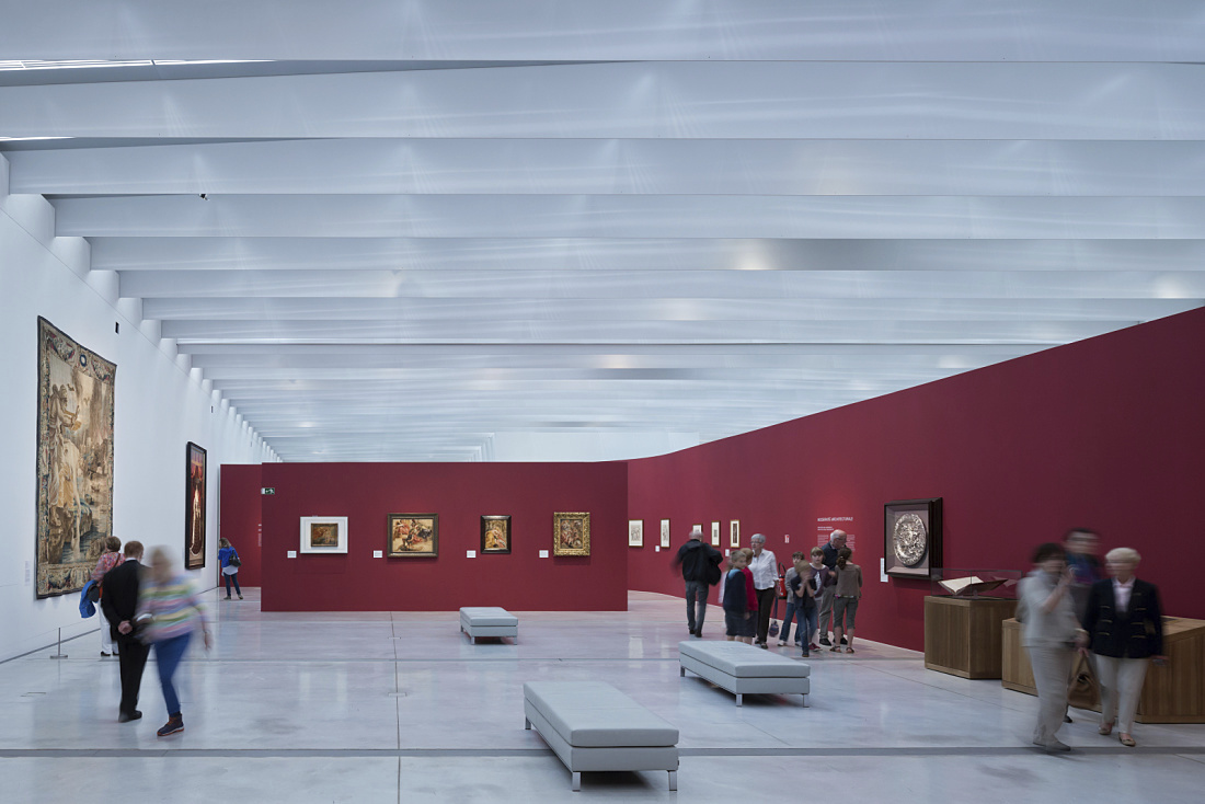 Louvre Lens Museum interior featuring LED lighting and visitors.