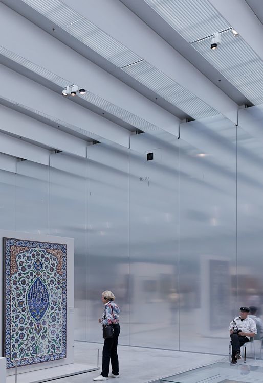 ERCO LED lighting in the Louvre Lens Museum, accentuating art and complementing the architecture.