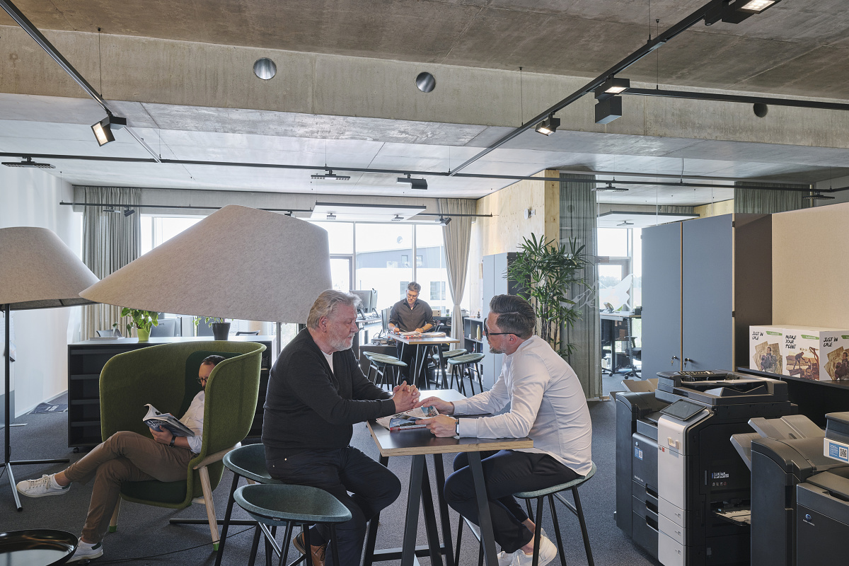 ERCO LED office lighting at Lowa: Flexible lighting for employees and architecture, featuring Jilly downlights and Opton spotlights.