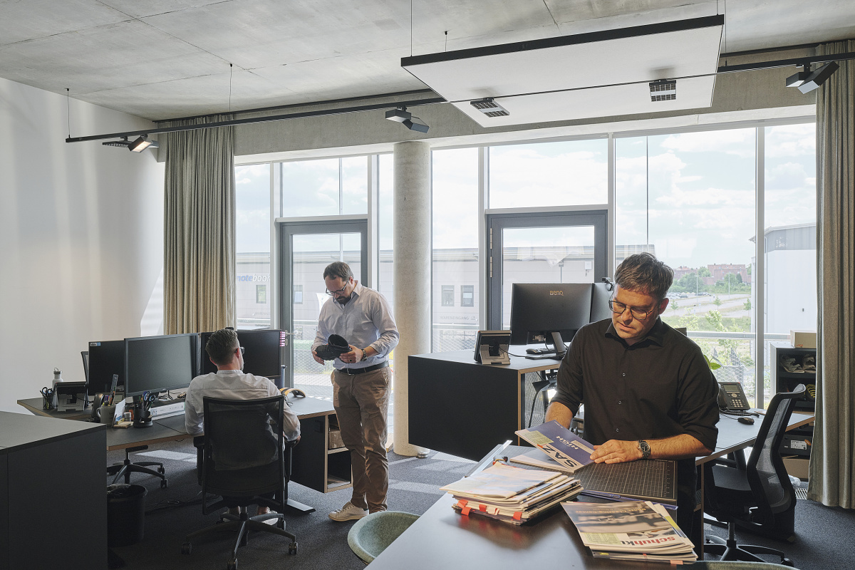 ERCO LED office lighting at Lowa: Flexible light adapting to people and architecture with Jilly downlights and Opton spotlights.